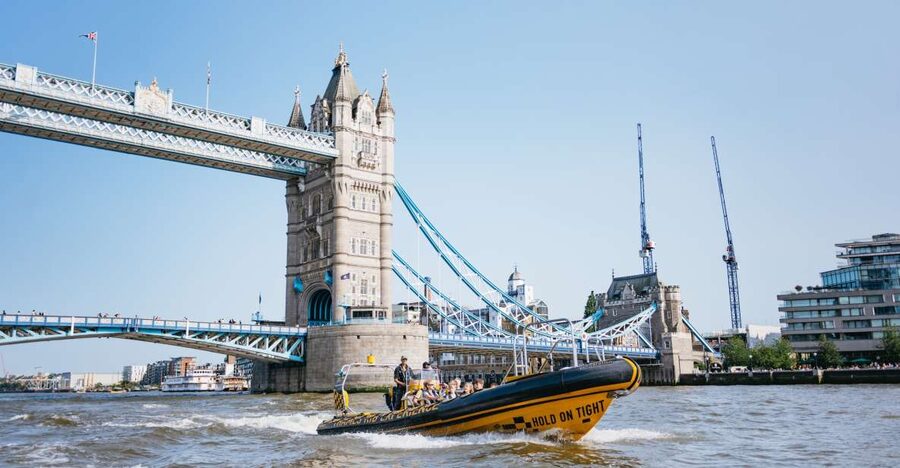 London: 45-Minute Speedboat Sightseeing Tour - The quiet beginning: London Eye and Parliament