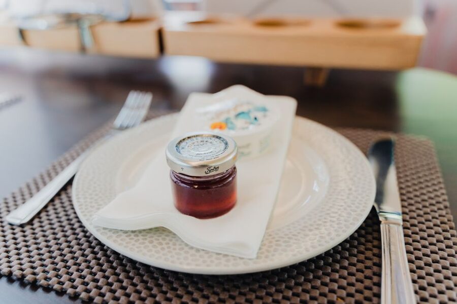 London: Afternoon Tea Bus with a Glass of Prosecco - Who will enjoy this most?