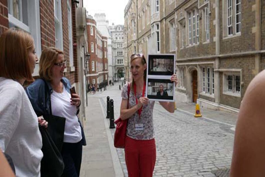 London: Bridget Jones 2–Hour Walking Tour - Bridget’s apartment door and the most famous photo stop
