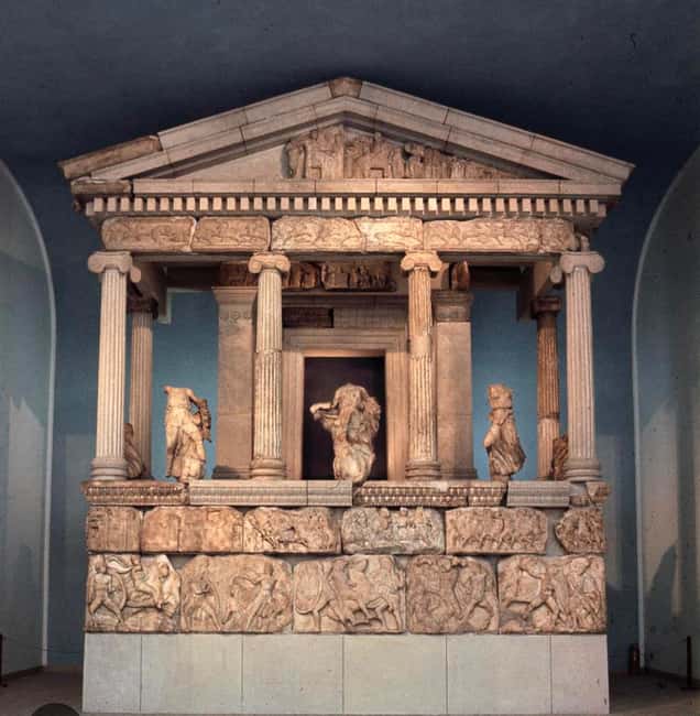 London: British Museum with Expert Guide. - Meeting by the Montague Place lions