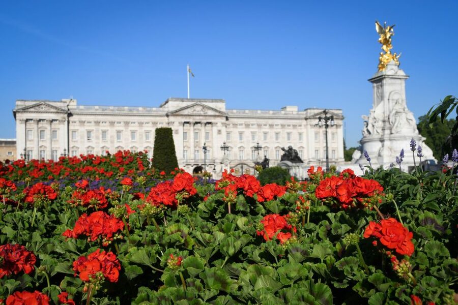 London: British Royalty Walking Tour - Buckingham Palace and the Queen Victoria Fountain