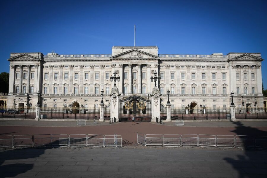 London: British Royalty Walking Tour - What the guides add to the walk