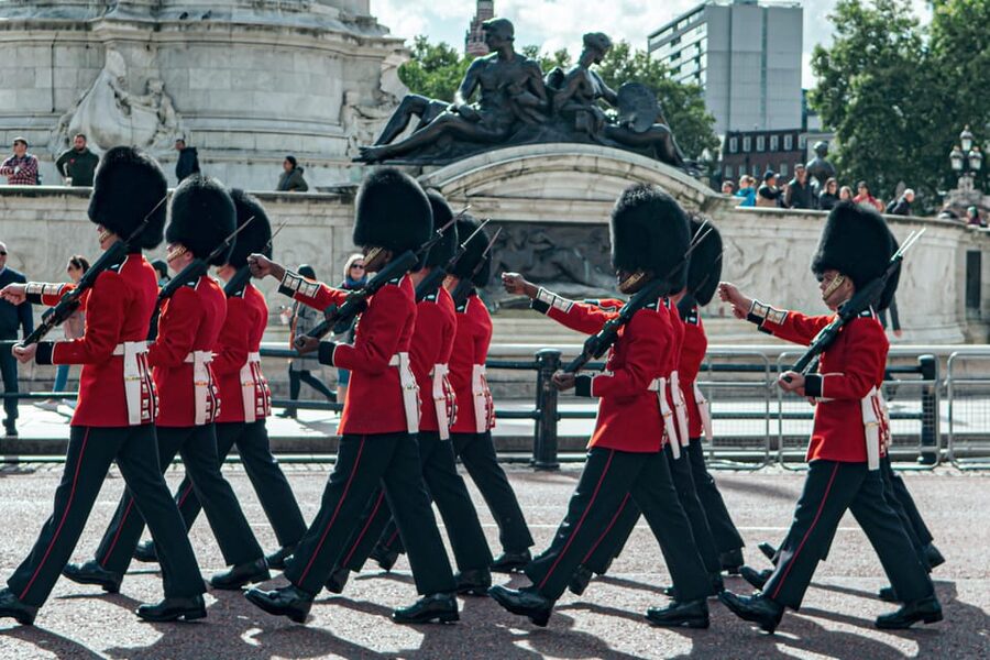 London: Buckingham Palace and Changing of the Guards Tour - Why the Guard Mounting Is Worth Your Time