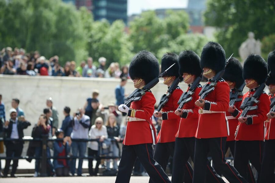 London: Buckingham Palace and Changing of the Guards Tour - Meeting at the Goddess Diana Statue