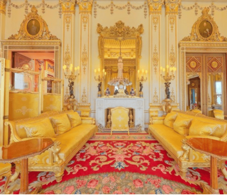 London: Buckingham Palace and Royal London Walking Tour - The palace garden and lake walk
