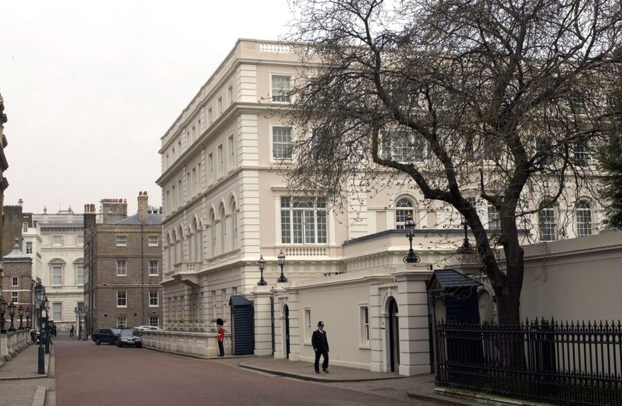 London: Buckingham Palace & Changing of the Guard Experience - St. James’s Palace and the Tudor stories