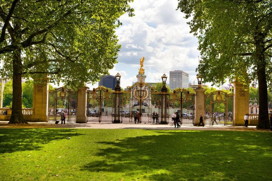 London: Buckingham Palace & Changing of the Guard Experience - From Green Park to the palace