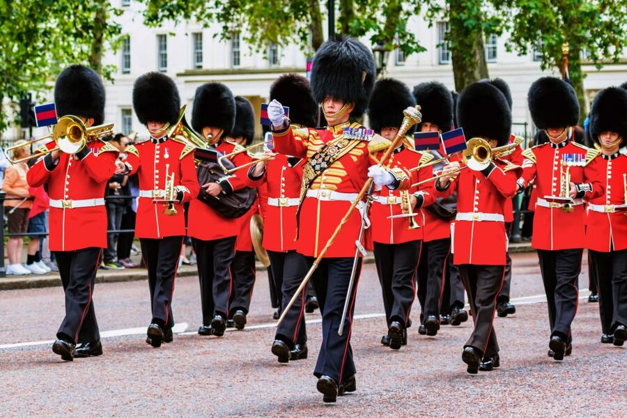 London: Buckingham Palace Entry & Changing of the Guard Tour - The one-hour guard ceremony walk