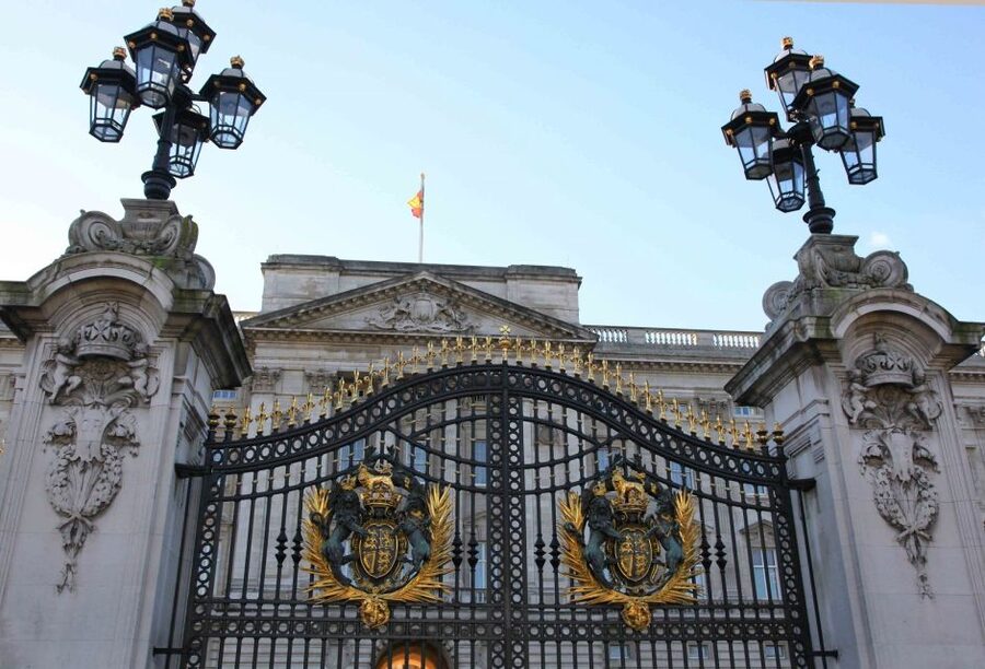 London: Buckingham Palace Entry Ticket & Royal Walking Tour - Walking the Mall toward the palace