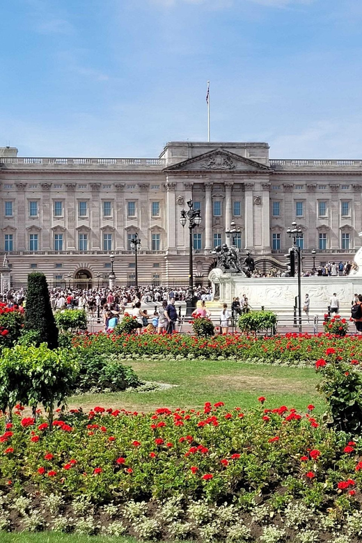 London: Buckingham Palace State Rooms & Royal Walking Tour - A royal tour with two very different halves