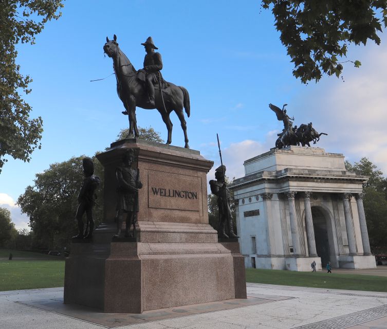 London: Buckingham Palace Walk & Tea at Kensington Palace - Starting at Green Park with the right expectations
