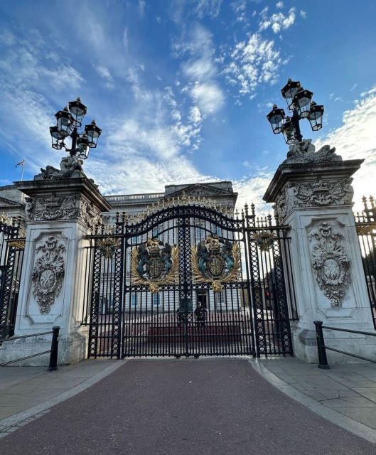 London: Buckingham Palace & Westminster Guided Walking Tour - Green Park sets the tone