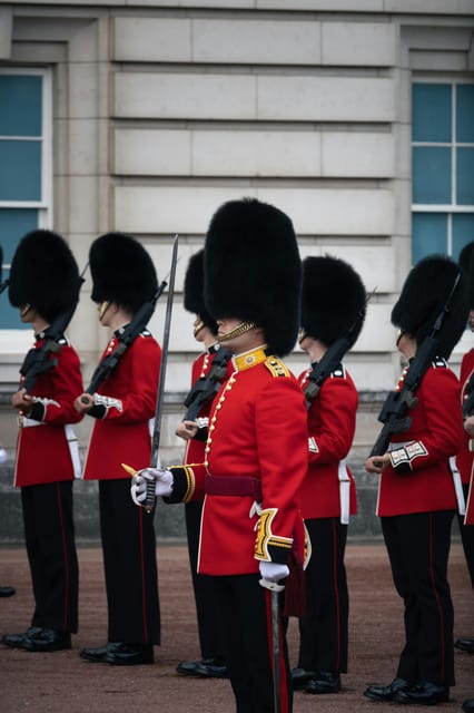 London: Changing of the Guard Experience and Landmarks Tour - Language, group feel, and the guide’s role
