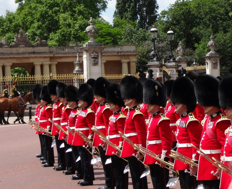 London: Changing of the Guard Experience and Landmarks Tour - A royal start beside Green Park Station