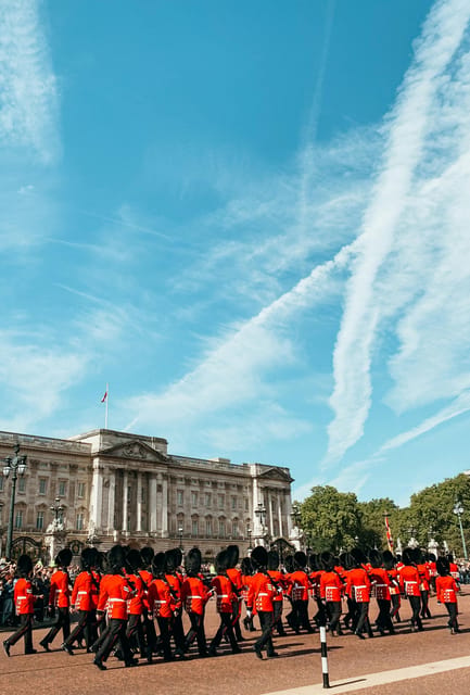 London: Changing of the Guard Experience and Landmarks Tour - Seeing the Guard ceremony without guessing where to stand