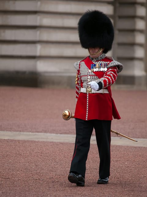 London: Changing of the Guard Experience and Landmarks Tour - Buckingham Palace, with time for a proper photo stop