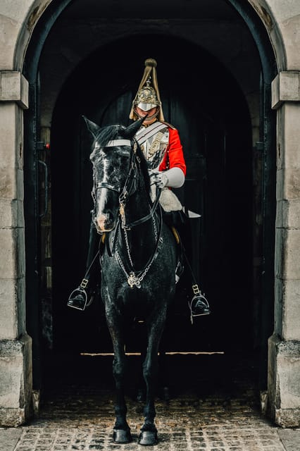 London: Changing of the Guard Experience and Landmarks Tour - From the Women of World War II Memorial to Westminster