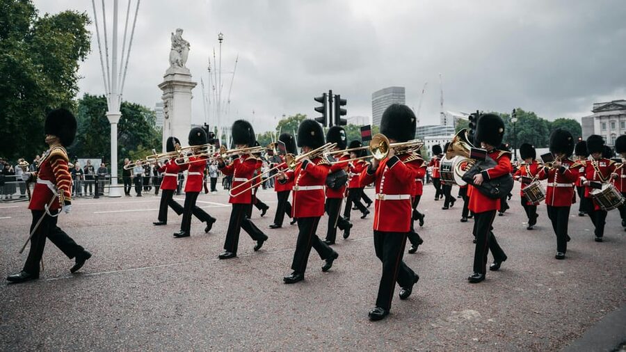 London: Changing of the Guard Experience and Landmarks Tour - Big Ben and Westminster Abbey at the finish