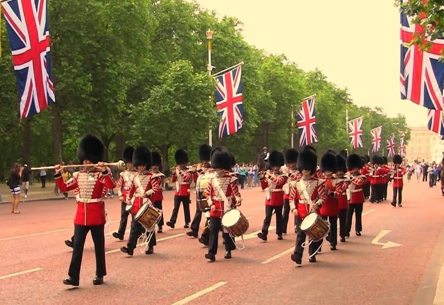 London: Changing of the Guard Guided Tour Experience - St. James’s Palace and the royal story