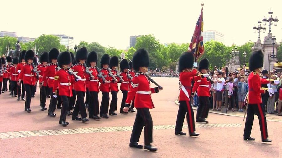 London: Changing of the Guard Guided Tour Experience - Lancaster House, Buckingham House, and Clarence House