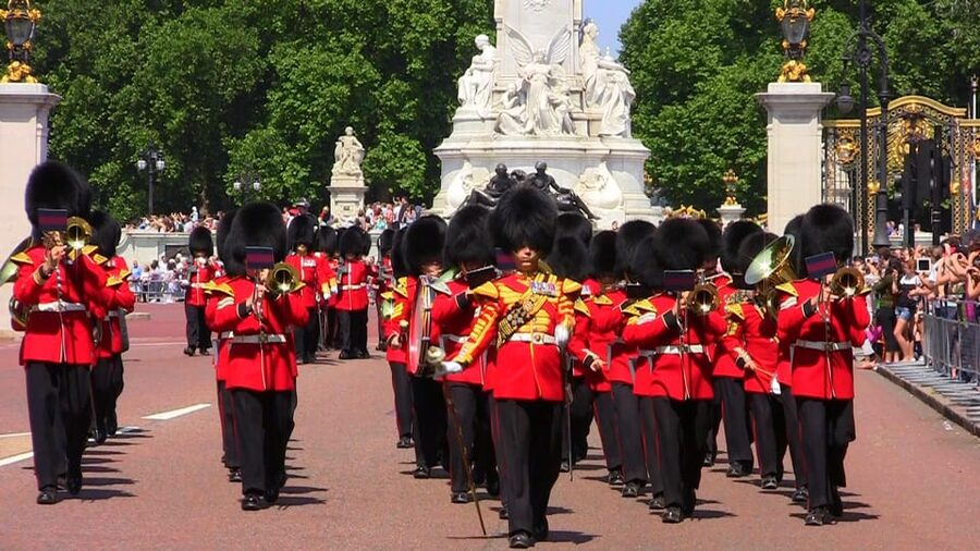 London: Changing of the Guard Guided Tour Experience - Watching the Changing of the Guard from several points
