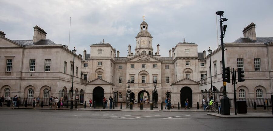 London: Changing of the Guard Guided Tour Experience - What the guide adds for about $20