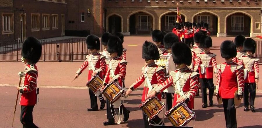 London: Changing of the Guard Guided Tour Experience - Meeting at Diana’s fountain in Green Park