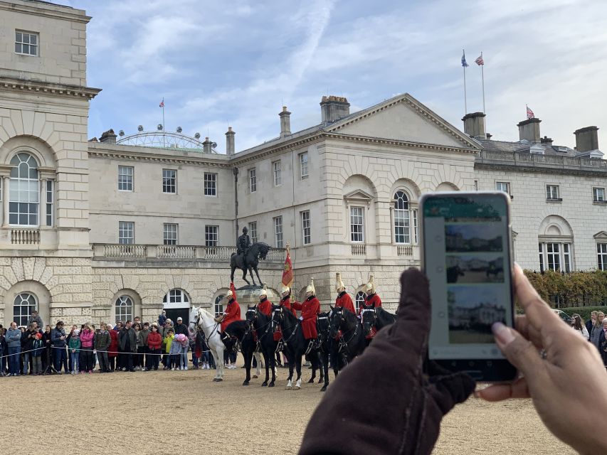 London: Changing of the Guard Private Group or Family Tour - Meeting at Green Park with the blue flag