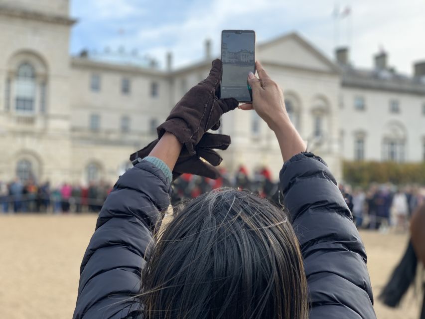 London: Changing of the Guard Private Group or Family Tour - Finding a better view in a crowded ceremony