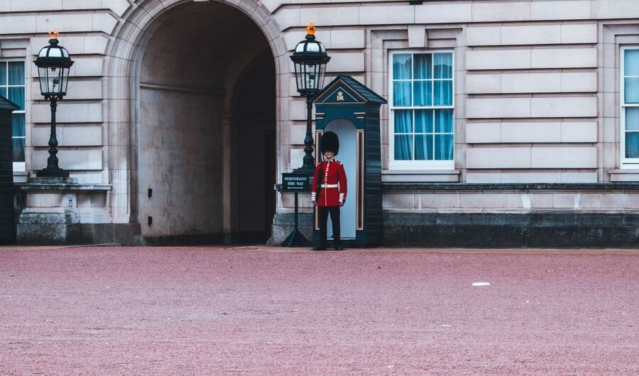 London: Changing of the Guard Private Group or Family Tour - Following the guards toward Buckingham Palace