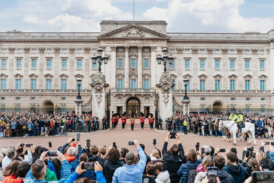 London: Changing of The Guard Tour - The Mall: London’s grand ceremonial route