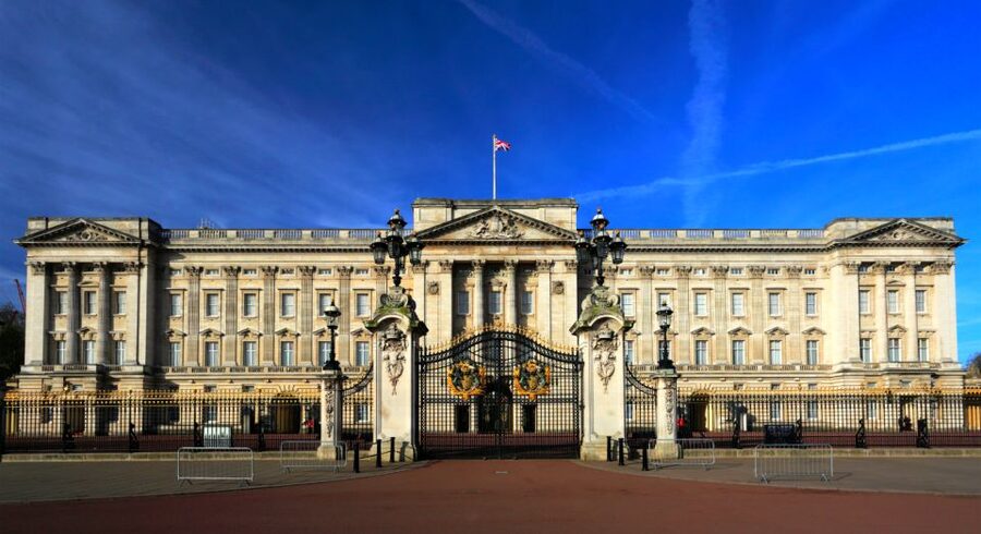 London: Changing of the Guard Tour at Buckingham Palace - Meeting at Victoria Palace Theatre