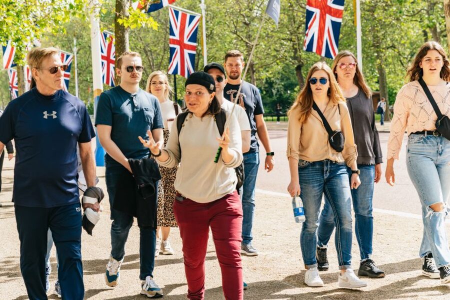 London: Changing of the Guard Tour by Buckingham Palace - The best kind of guide for this tour