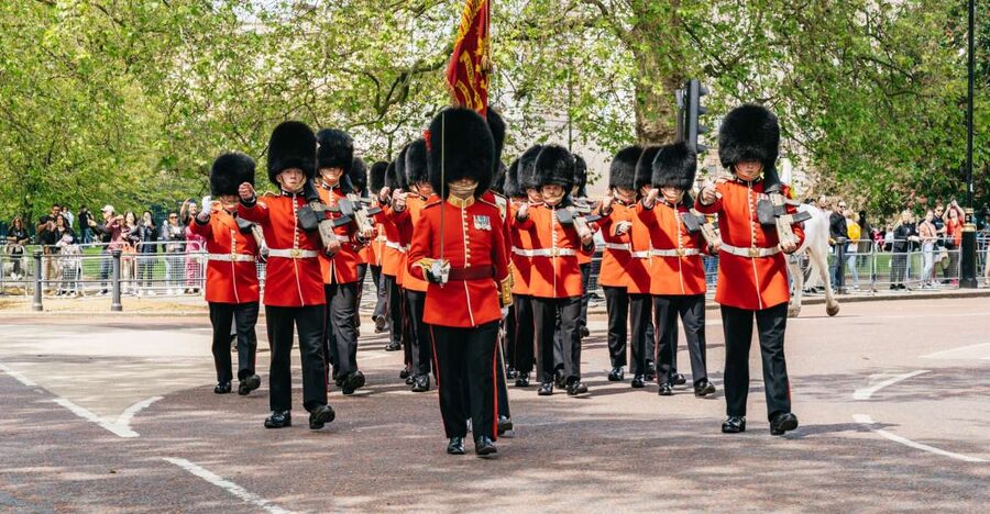 London: Changing of the Guard Tour by Buckingham Palace - Why starting at the Duke of York Column makes sense