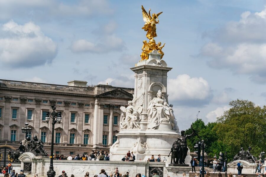 London: Changing of the Guard Tour by Buckingham Palace - Why the guide can be worth $18