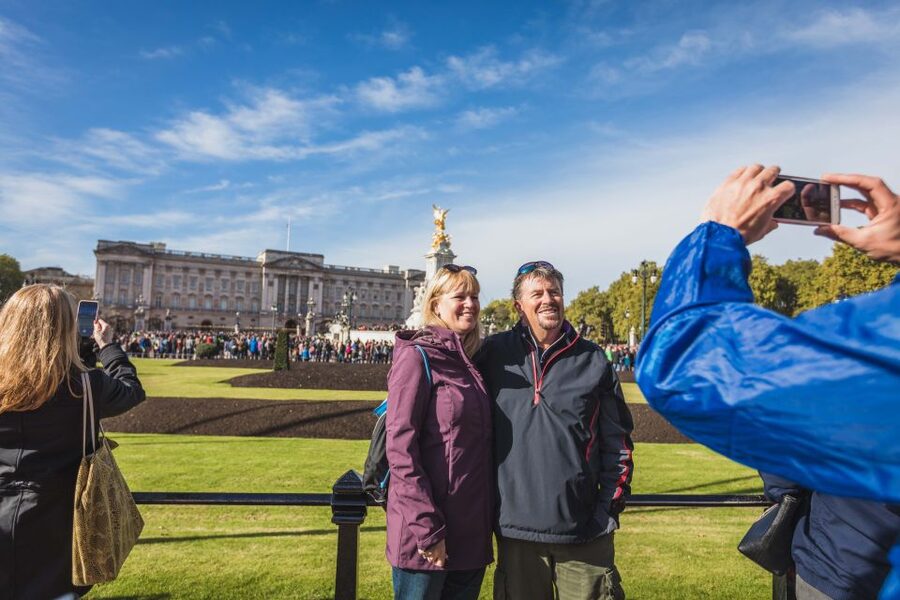 London: Changing of the Guard Walking Tour - Clarence House and the palace approach