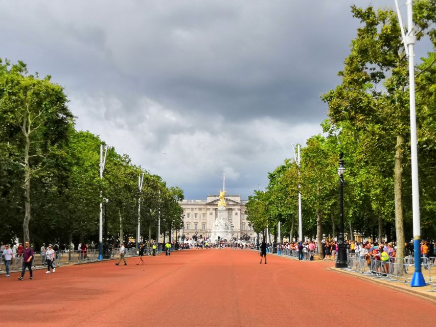 London: Changing of the Guard Walking Tour - What the guide adds