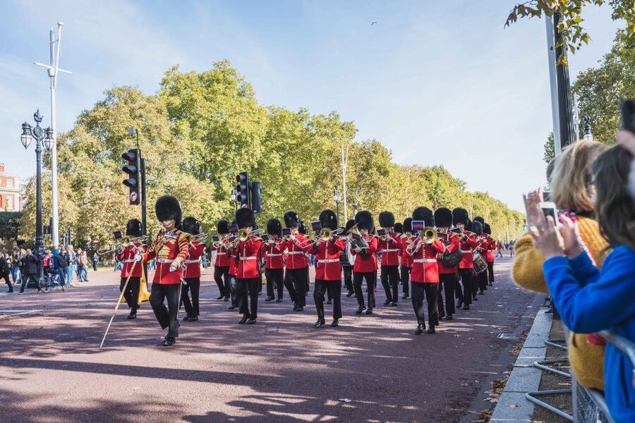 London: Changing of the Guard Walking Tour - Starting at Piccadilly Circus