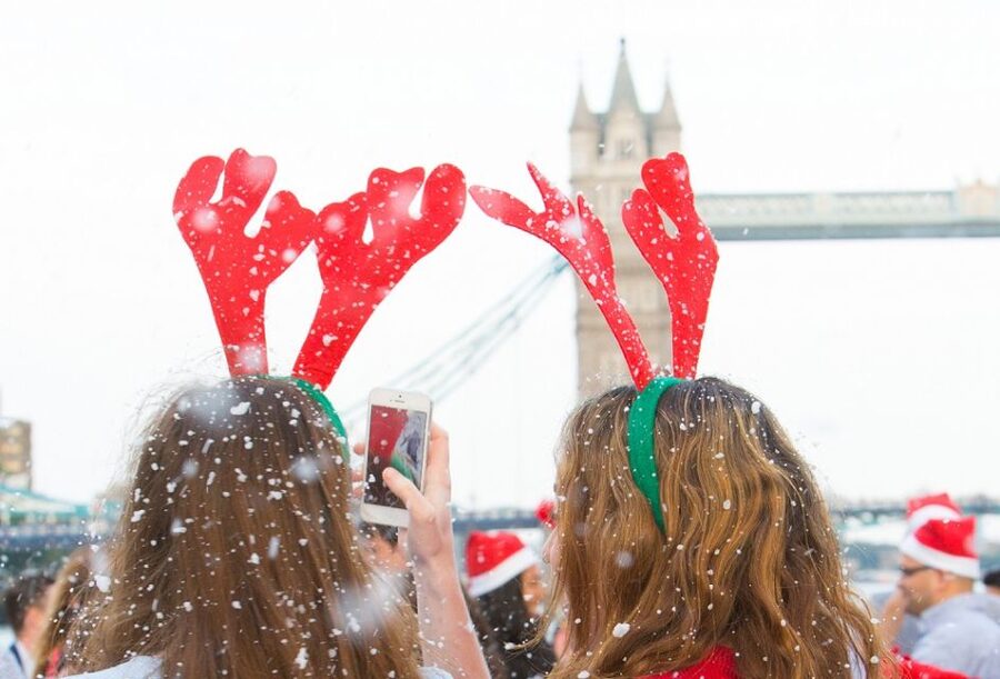London: Christmas Day Sightseeing Cruise - Mulled wine, mince pies, and the on-board bar