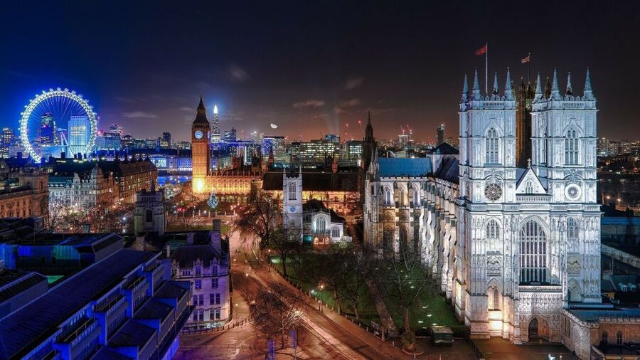 London: Christmas Eve City Tour with Dinner & Midnight Mass - Who will enjoy this Christmas Eve outing