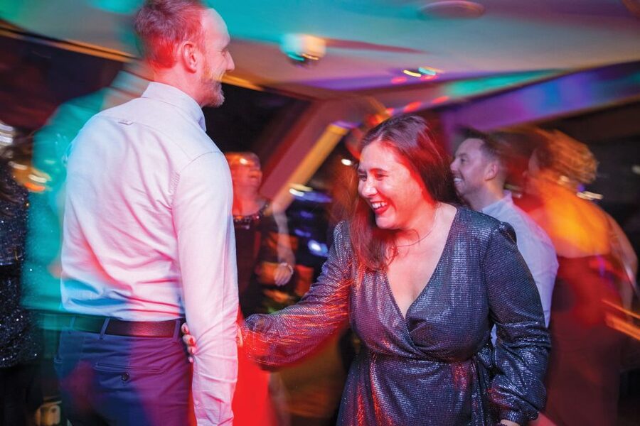 London: Christmas Party Dinner Cruise - Table arrangements and the social mood