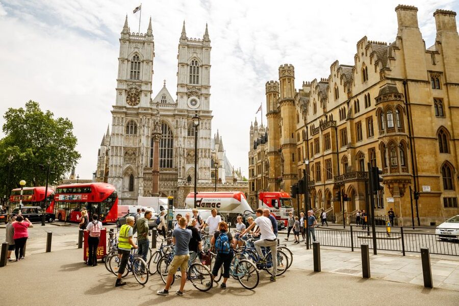 London: Classic Gold 3.5-Hour Bike Tour - Walking through Trafalgar Square