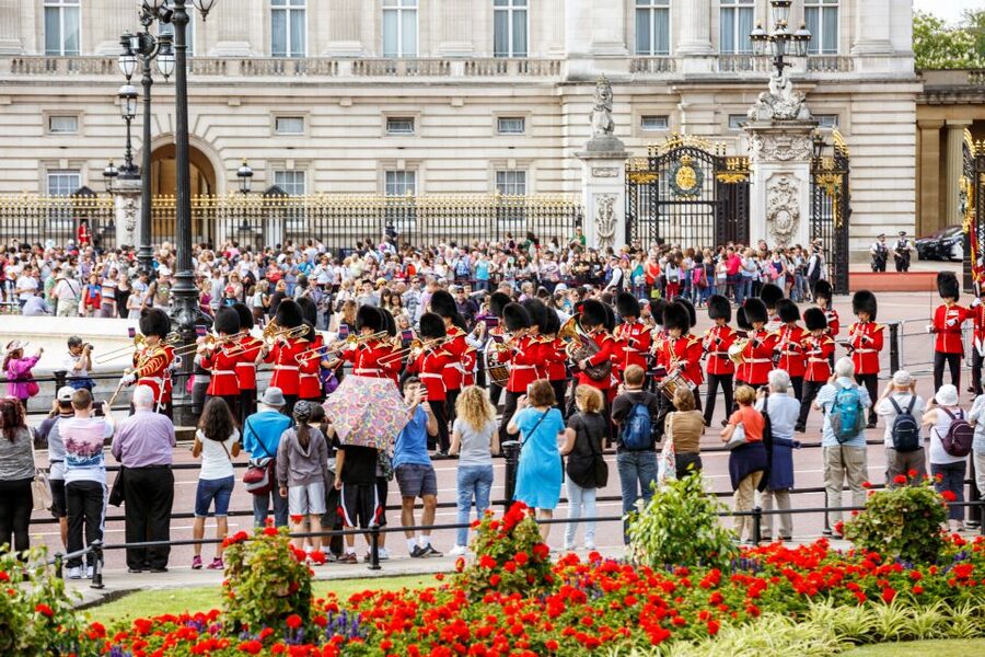 London: Classic Gold 3.5-Hour Bike Tour - Covent Garden, street theater, and a planned break