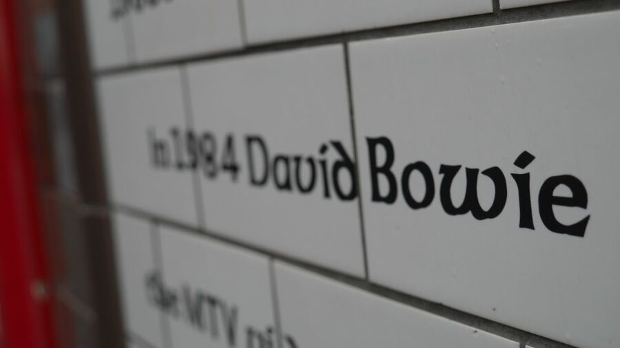 London: David Bowie Walking Tour - Recreate the Ziggy Stardust album cover