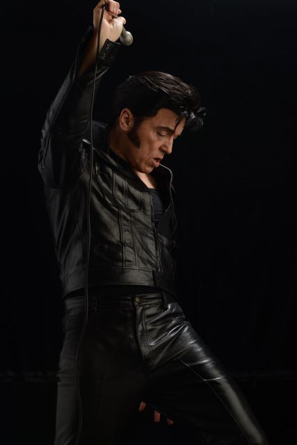 London: Dinner Cruise with Elvis Tribute on the Thames River - The evening begins with sparkling wine at 7:45 PM