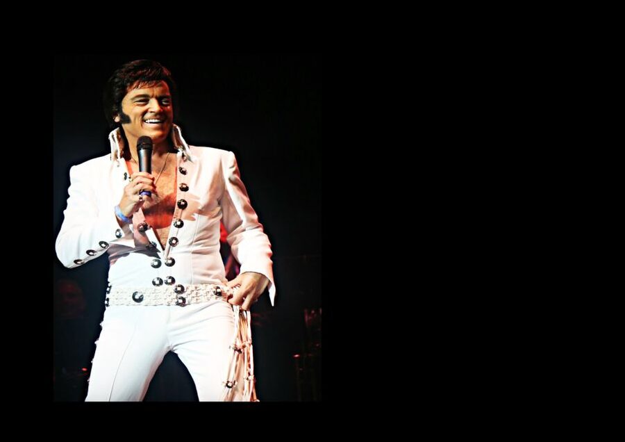 London: Dinner Cruise with Elvis Tribute on the Thames River - Matt King provides the main reason to book