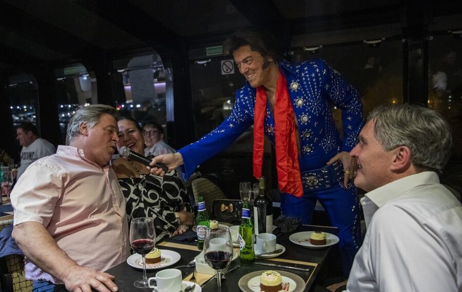 London: Dinner Cruise with Elvis Tribute on the Thames River - Drinks can change the value of the evening