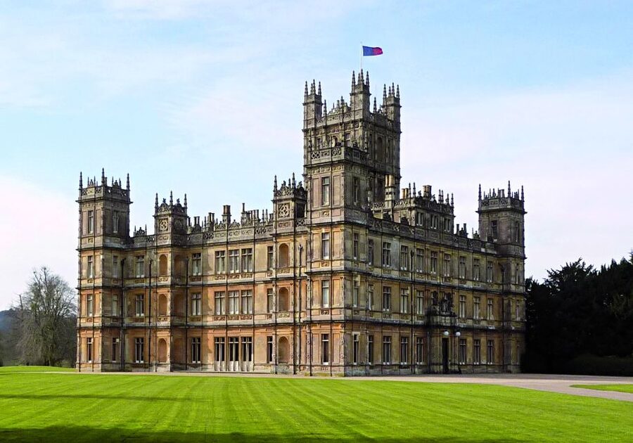 London: Downton Abbey Countryside Black Taxi VIP Tour - A country pub pause before Highclere