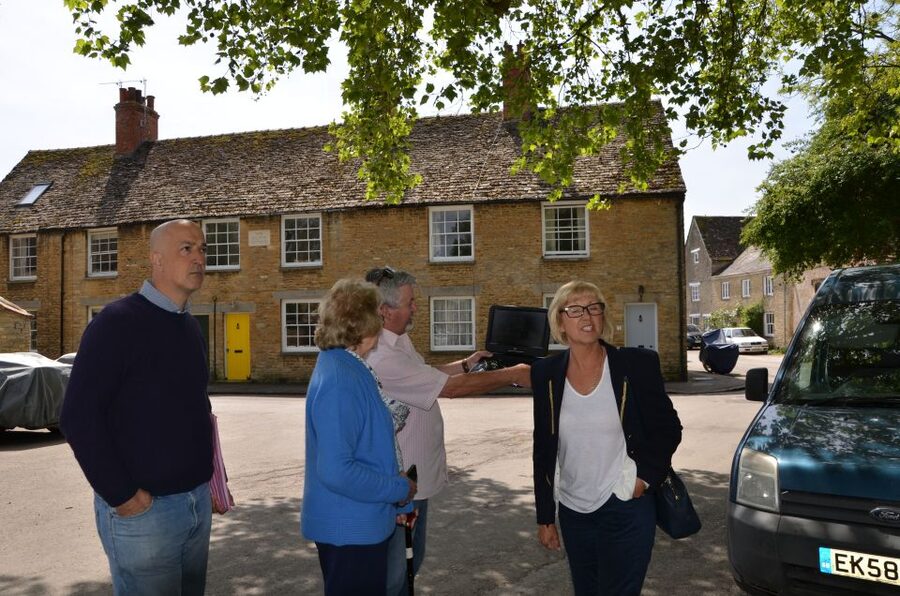 London: Downton Abbey Countryside Black Taxi VIP Tour - Who will enjoy this Downton day most?