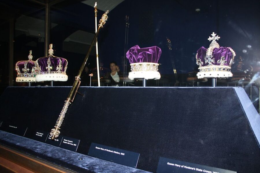 London: Easy Access Tower of London and Crown Jewels Tour - Walking conditions, timing, and comfort